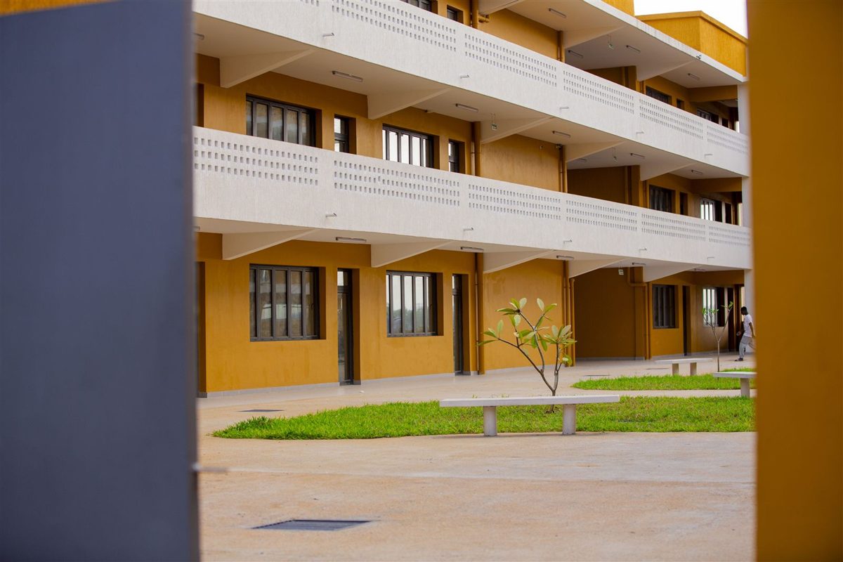 Lycée Français d'Abatta — la cour du collège, Abidjan